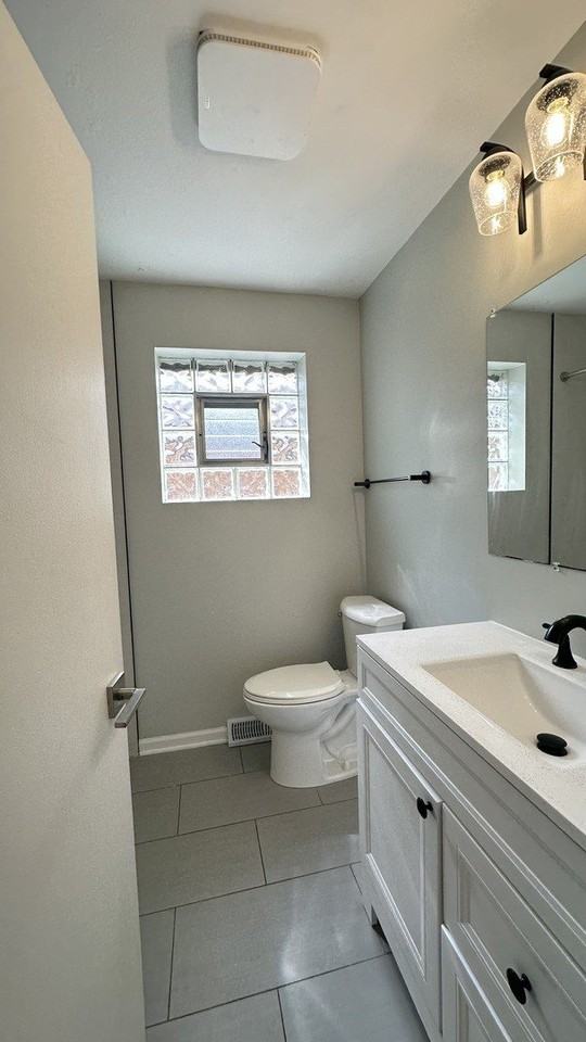 7532 W Ainslie St - Photo 6 of 30