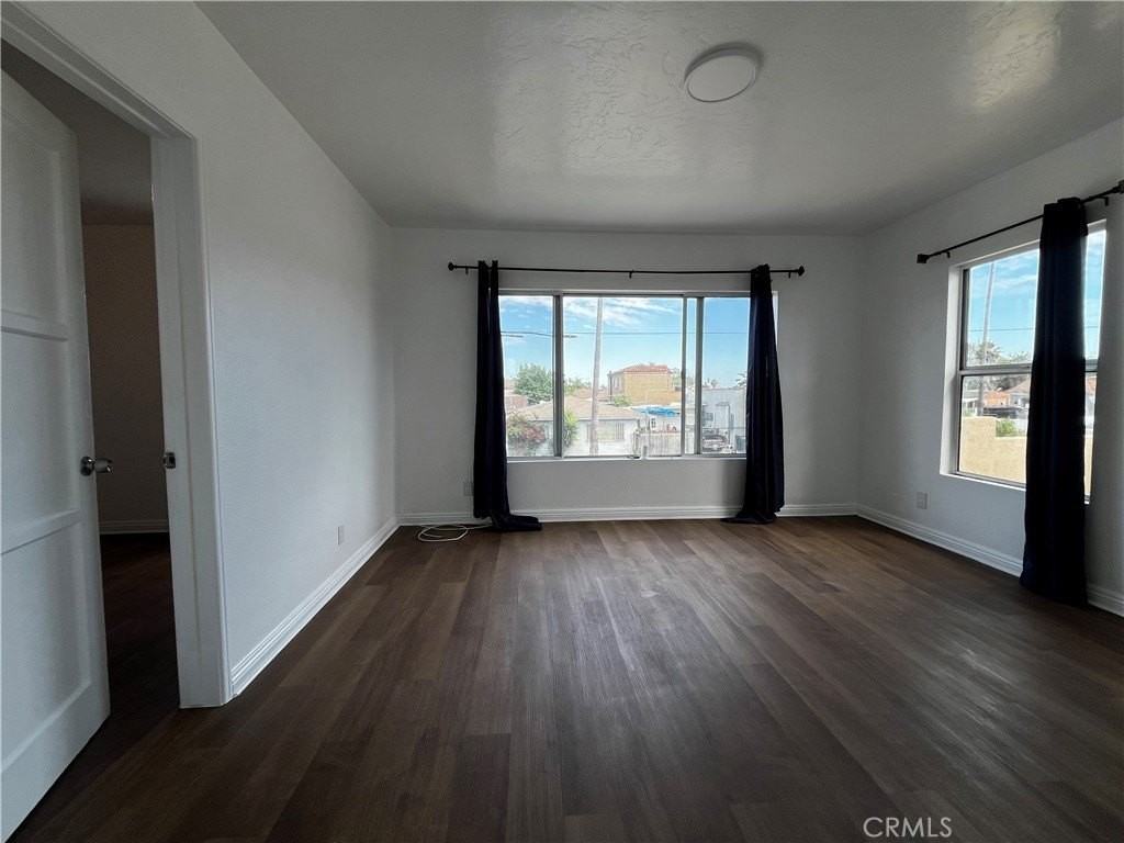 7215 S Van Ness Ave - Photo 2 of 9
