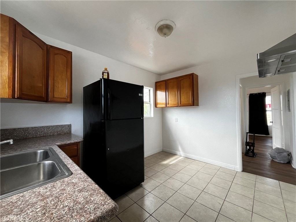 7215 S Van Ness Ave - Photo 4 of 9
