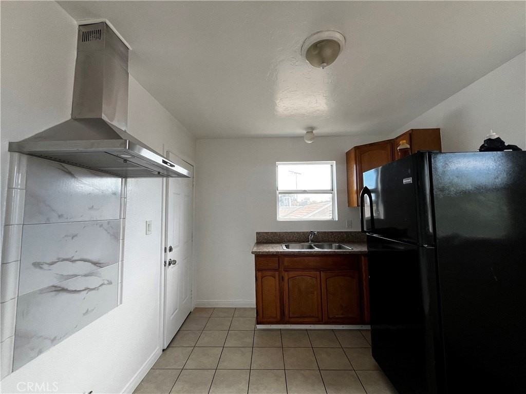7215 S Van Ness Ave - Photo 5 of 9
