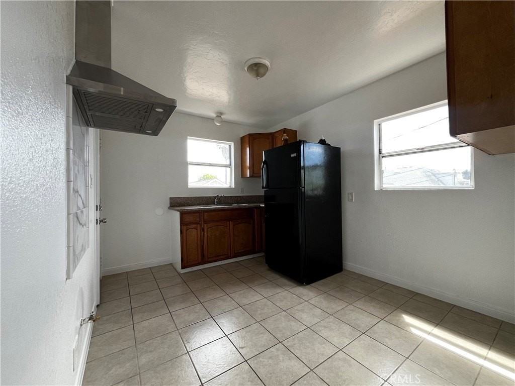 7215 S Van Ness Ave - Photo 6 of 9