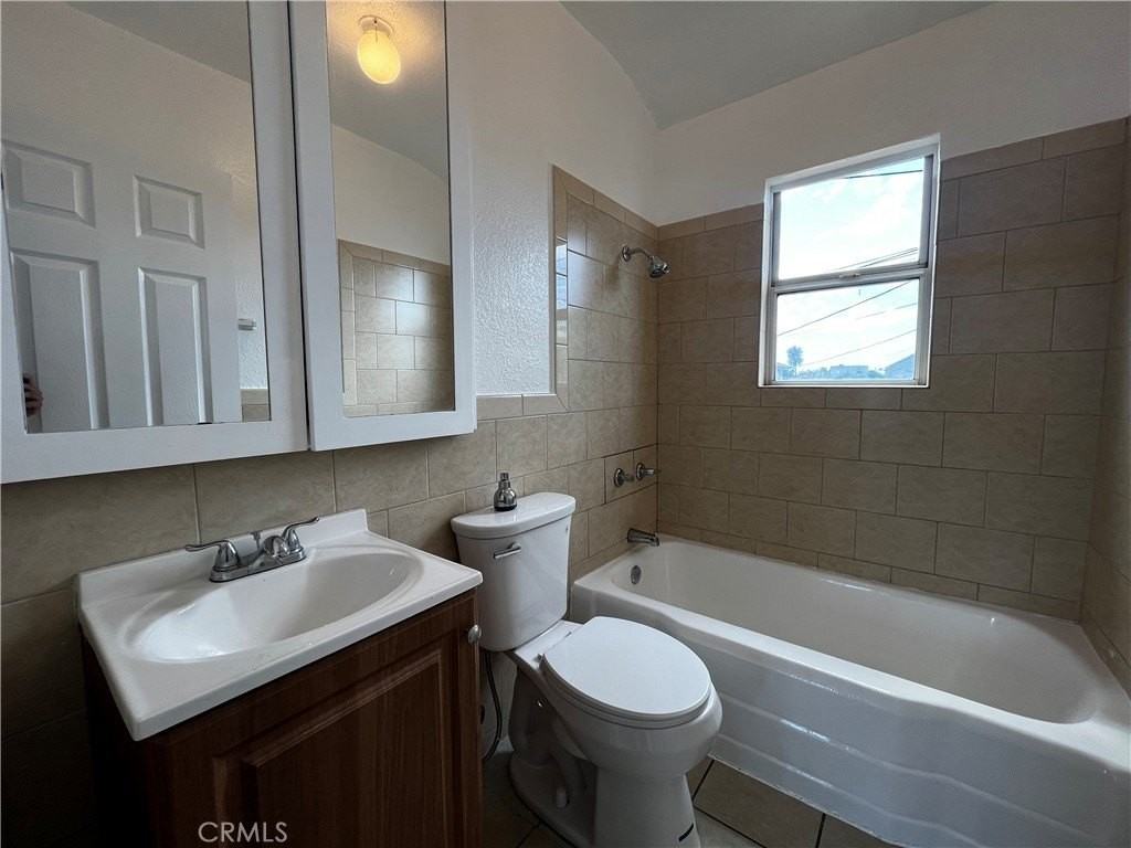 7215 S Van Ness Ave - Photo 7 of 9