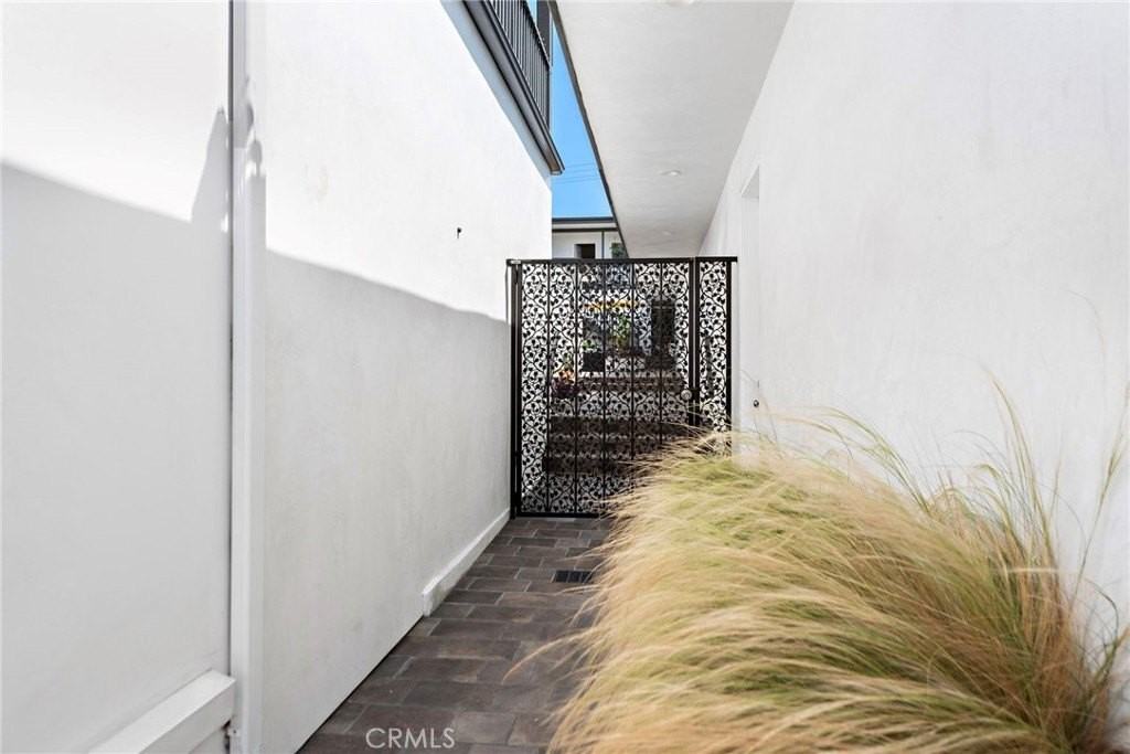 326 N Coast Hwy #D - Photo 2 of 11