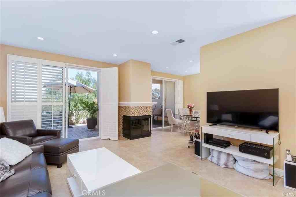 39 Fleurance St - Photo 6 of 25
