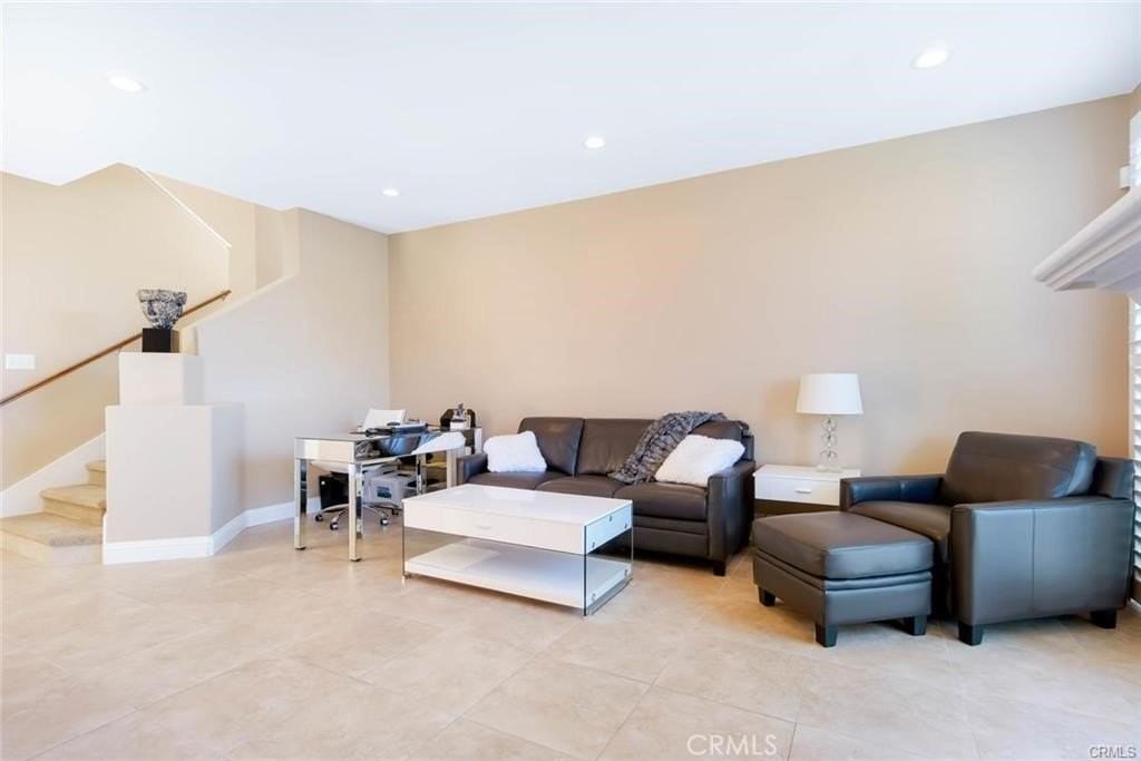 39 Fleurance St - Photo 7 of 25