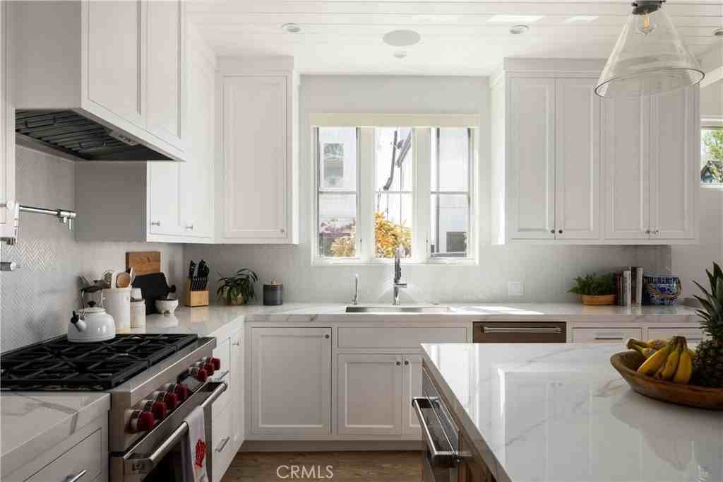 400 40th St - Photo 5 of 33