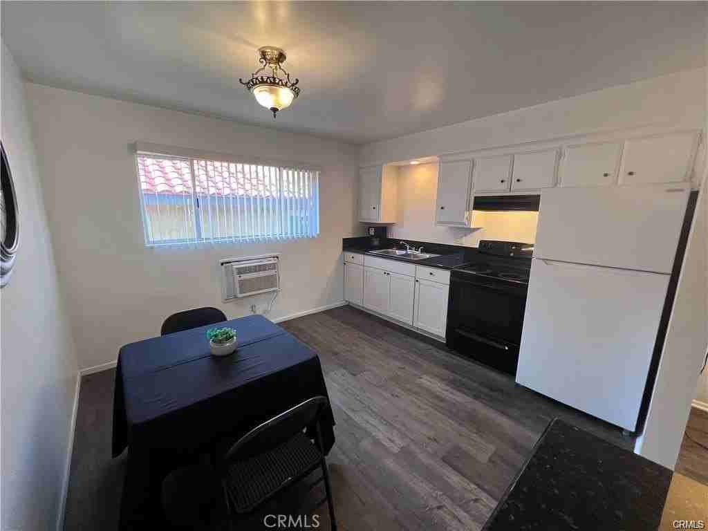 315 E 8th St - Photo 4 of 11