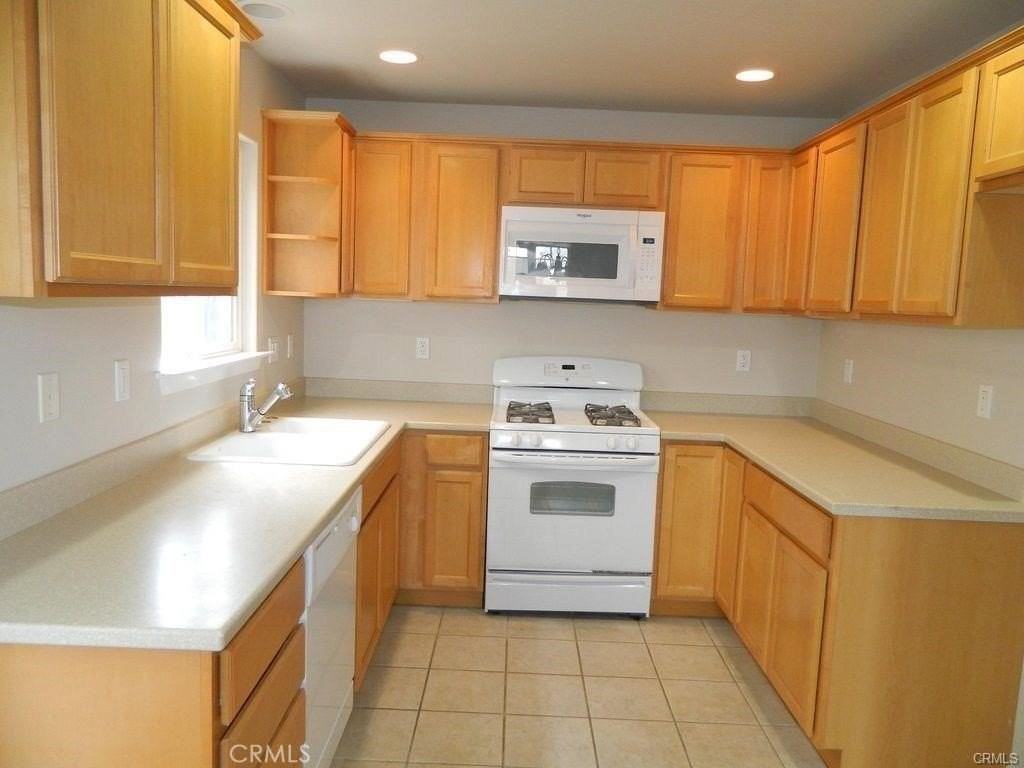 1093 Belridge St - Photo 4 of 19