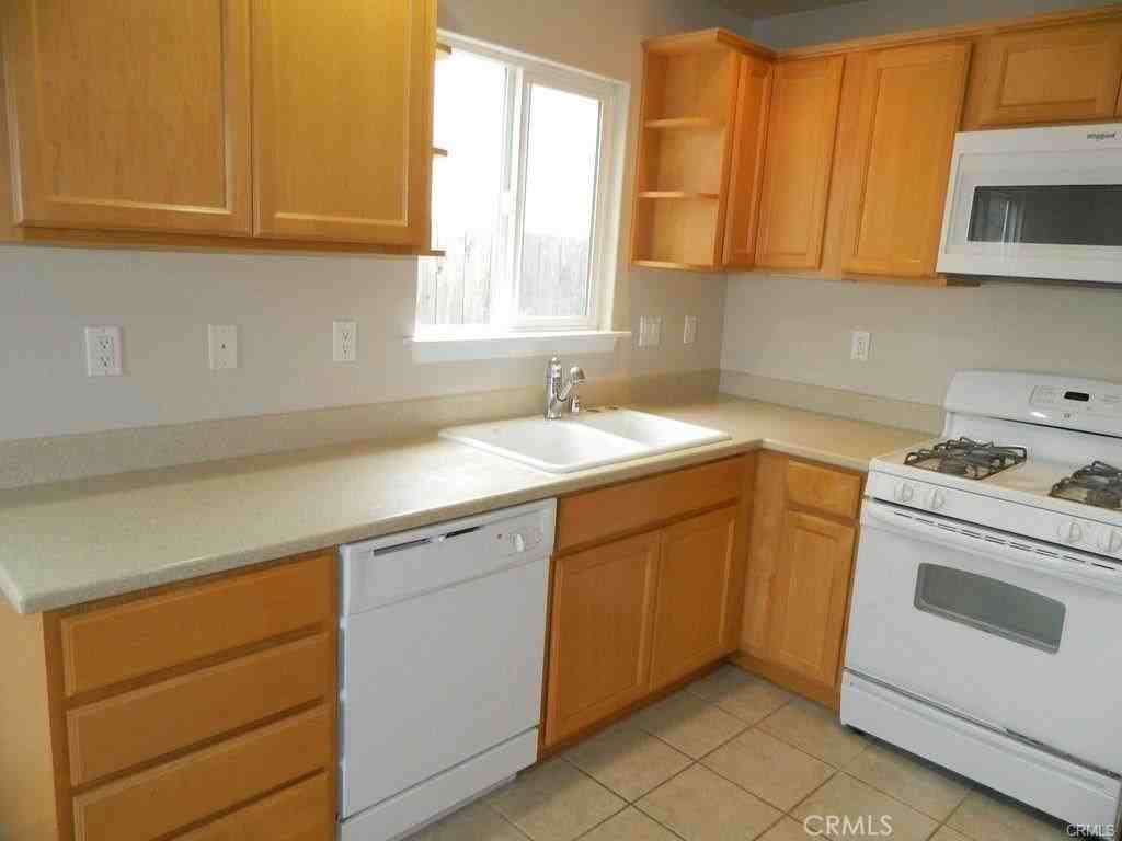 1093 Belridge St - Photo 5 of 19