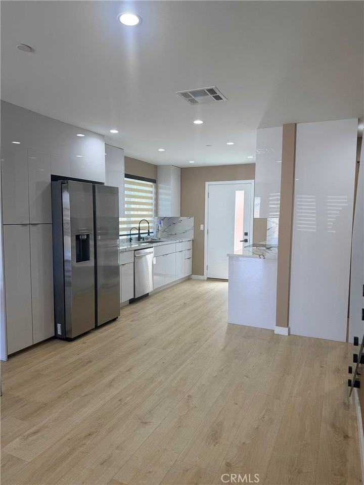 8242 Morse Ave - Photo 4 of 6