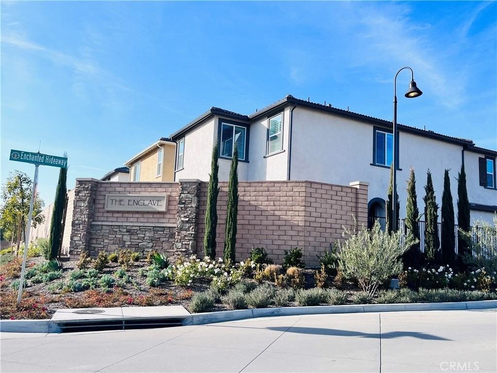 2031 Divine Arroyo - Photo 2 of 33