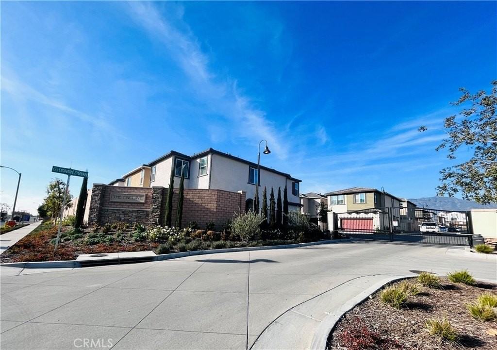 2031 Divine Arroyo - Photo 3 of 33