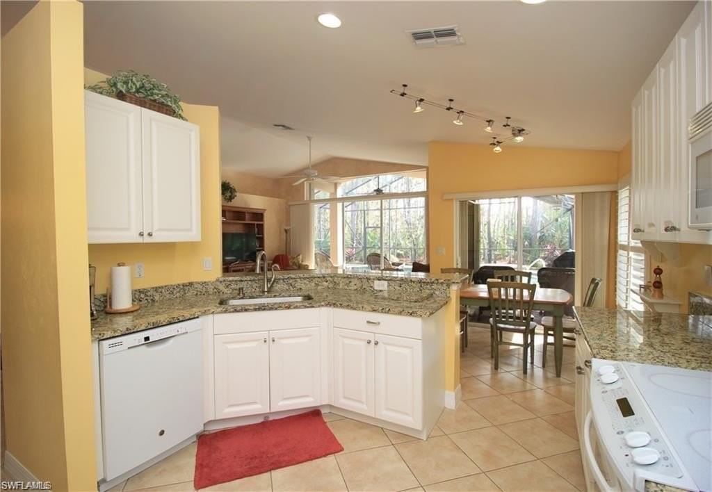 2322 Butterfly Palm Dr - Photo 7 of 32