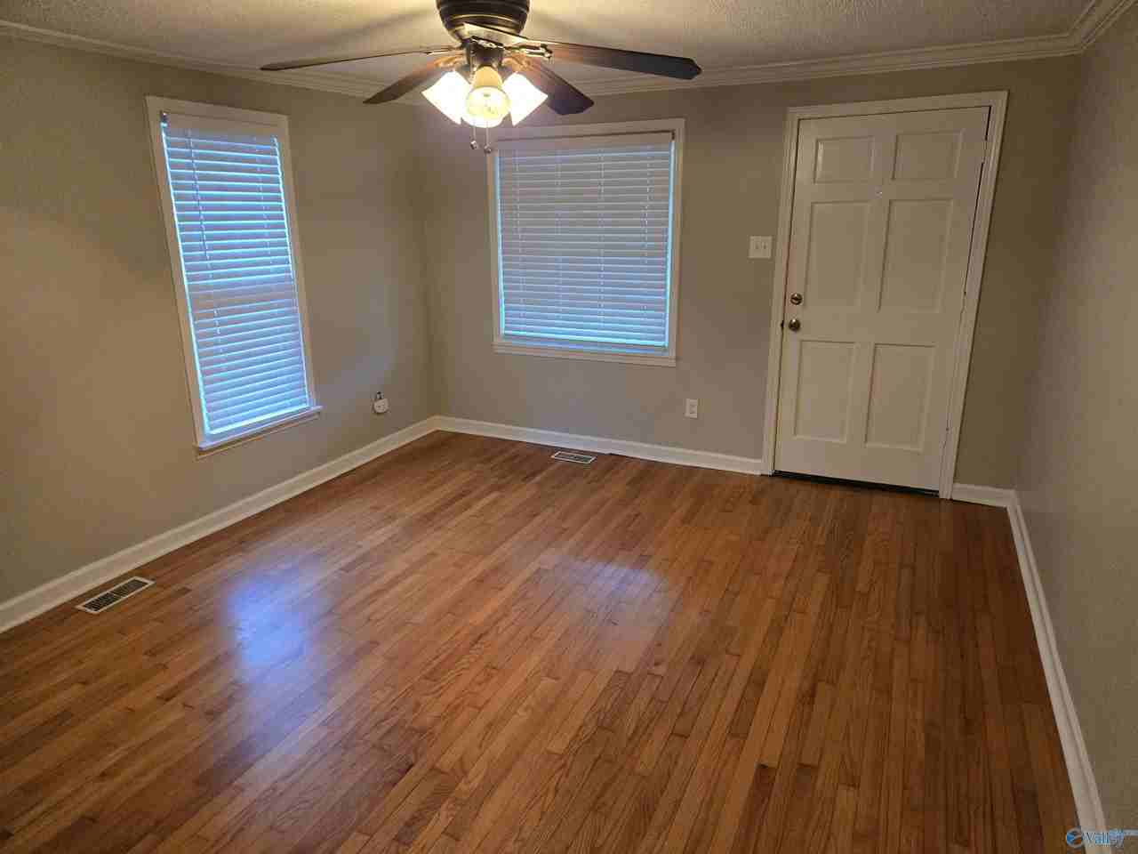 410 Mccullough Ave Ne - Photo 4 of 22
