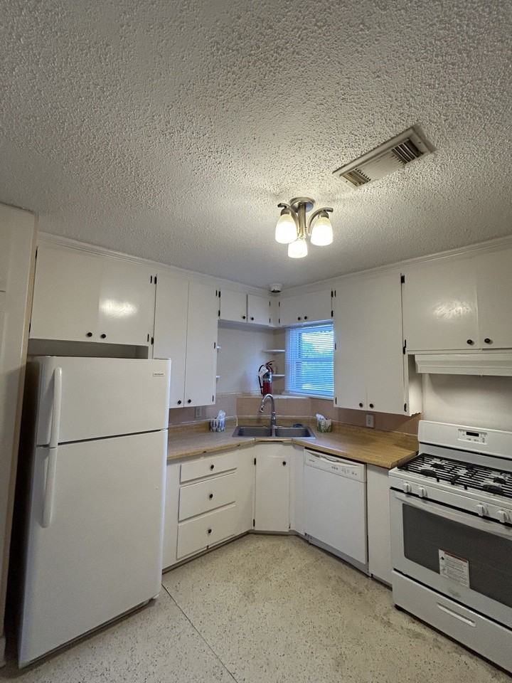 2928 Avenue O - Photo 5 of 12