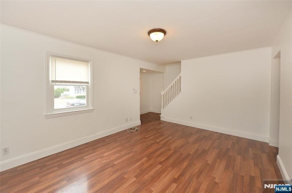3-11 Lyons Ave - Photo 2 of 23
