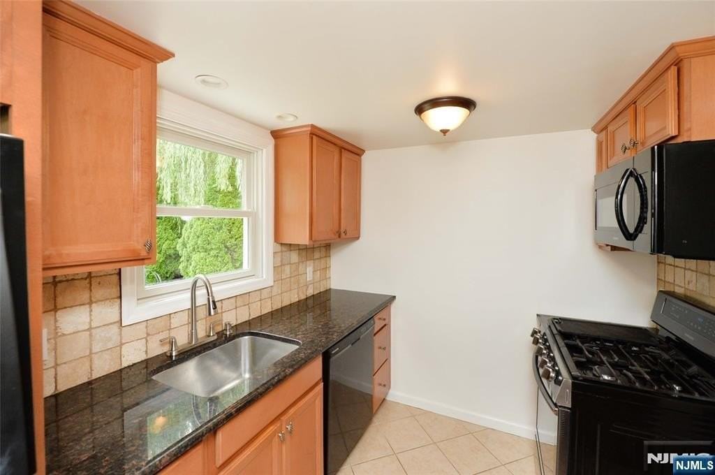 3-11 Lyons Ave - Photo 6 of 23