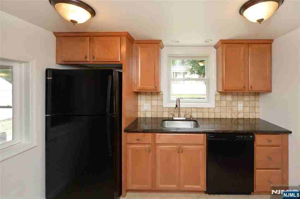 3-11 Lyons Ave - Photo 7 of 23