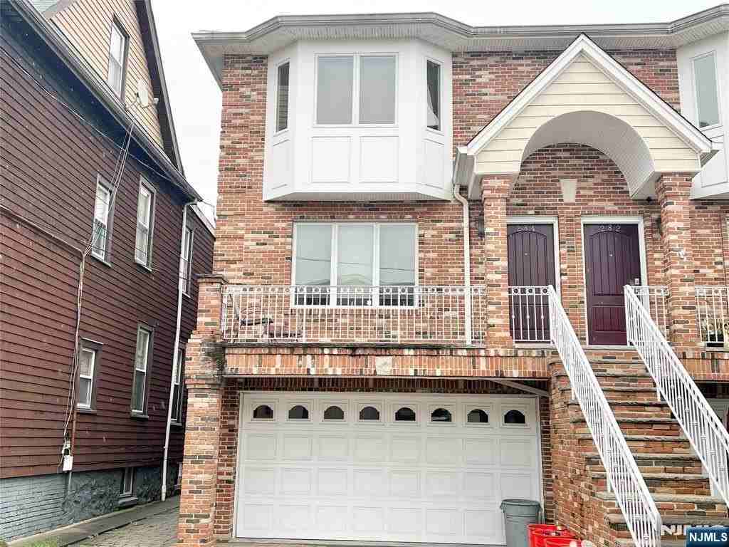 284 John St - Photo 2 of 11