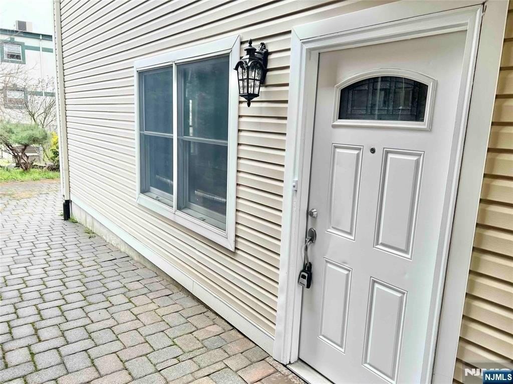 284 John St - Photo 3 of 11