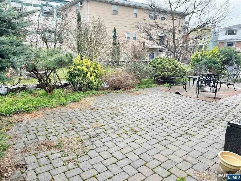 284 John St - Photo 4 of 11