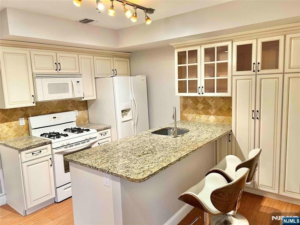 284 John St - Photo 6 of 11
