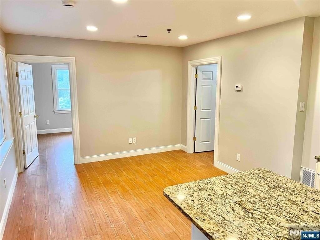 284 John St - Photo 7 of 11