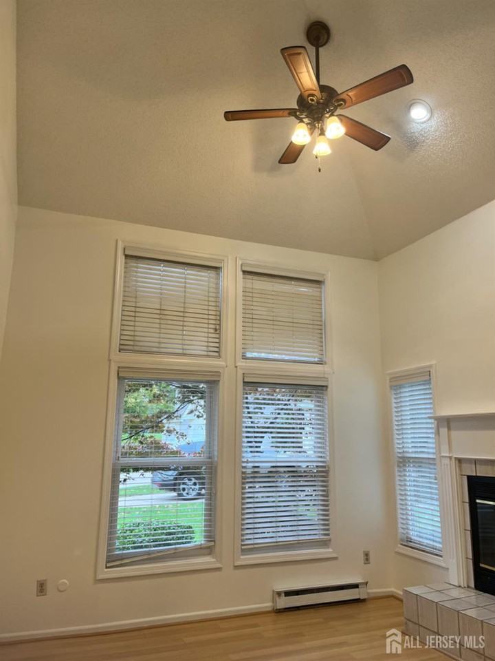 111 Lloyd Ct - Photo 3 of 15