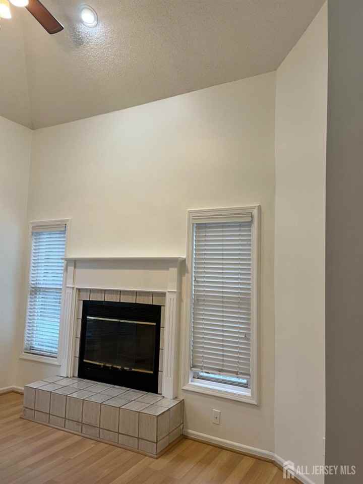 111 Lloyd Ct - Photo 4 of 15