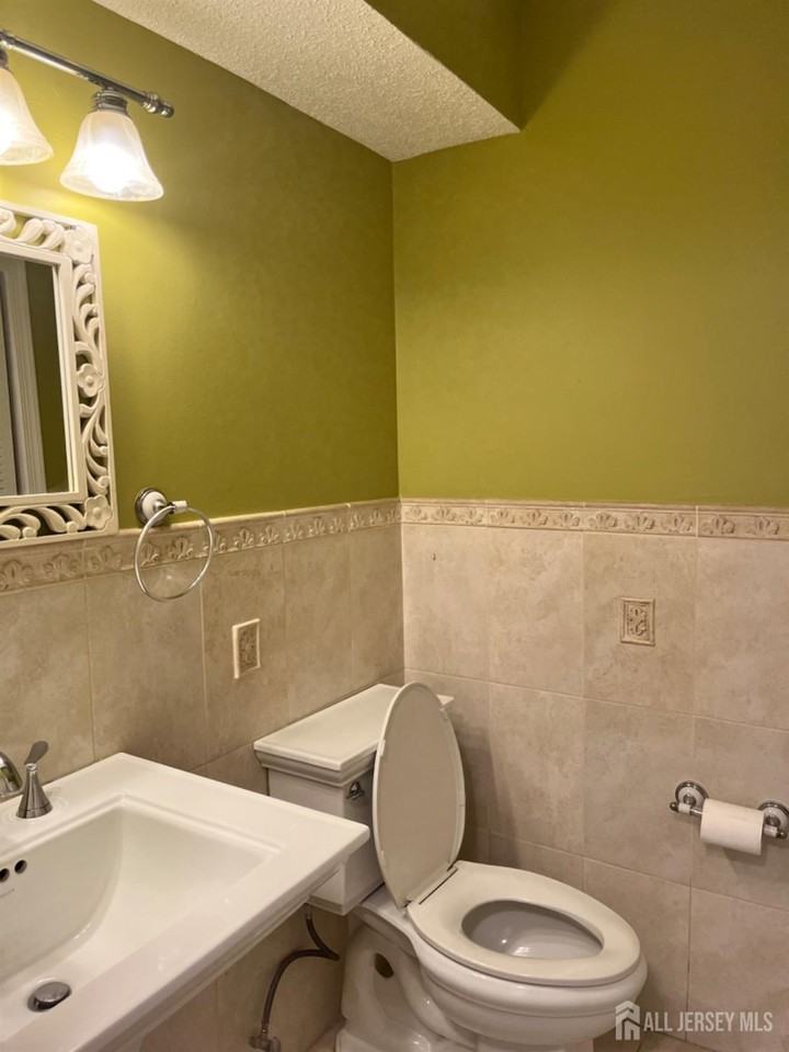 111 Lloyd Ct - Photo 5 of 15