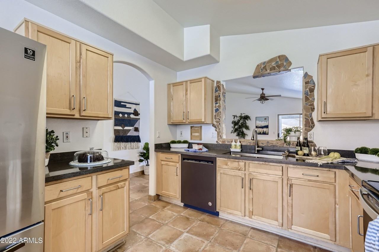 5770 W Seldon Ln - Photo 7 of 28