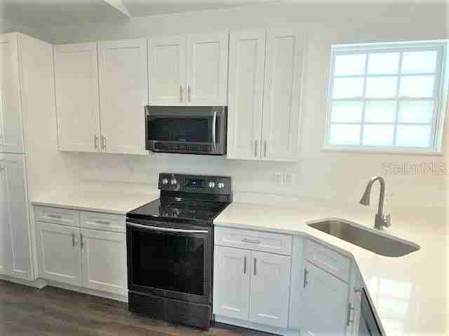 1128 Rush St - Photo 4 of 15