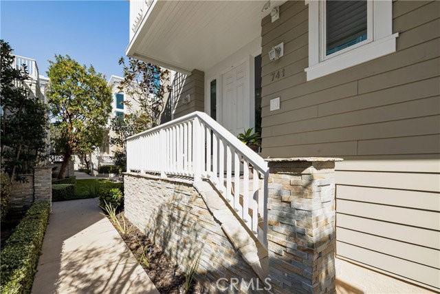 741 21st St - Photo 5 of 8