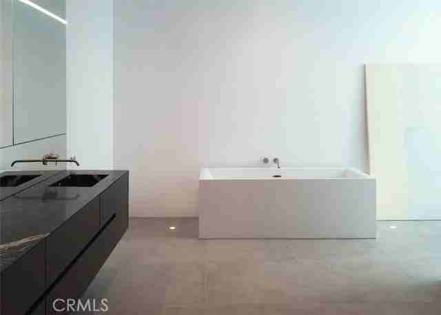 838 N Kings Rd #201 - Photo 2 of 5