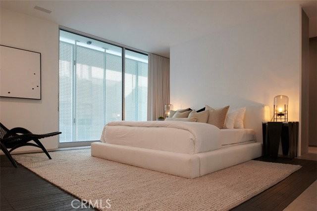 838 N Kings Rd #201 - Photo 3 of 5