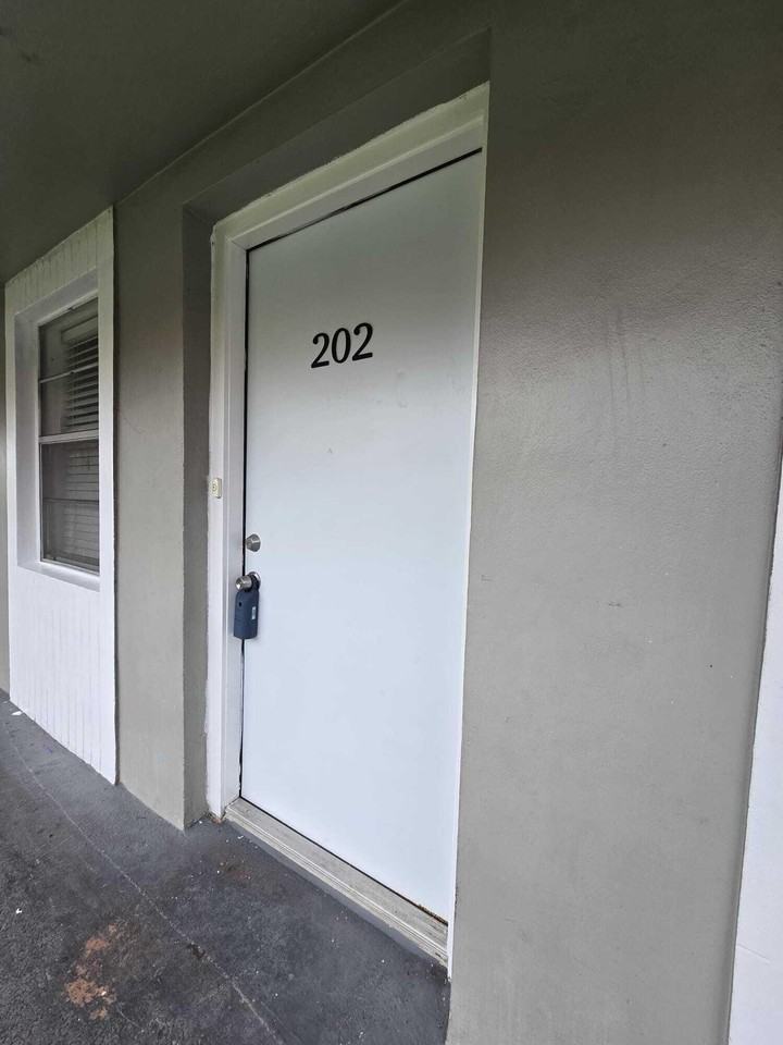 1201 Sw 52nd Ave - Photo 3 of 33