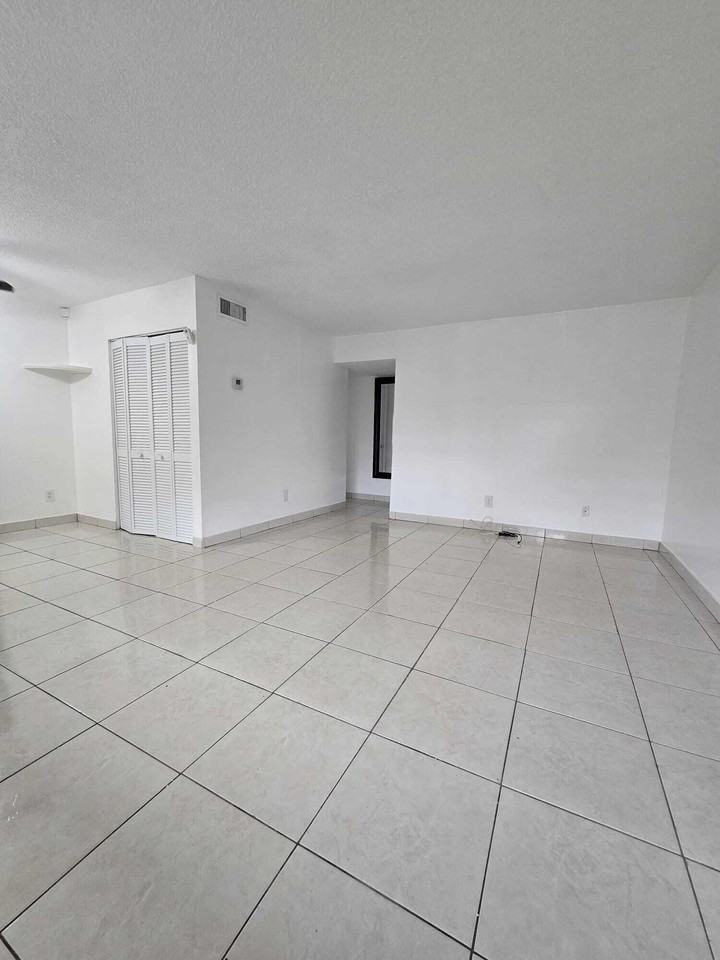 1201 Sw 52nd Ave - Photo 4 of 33
