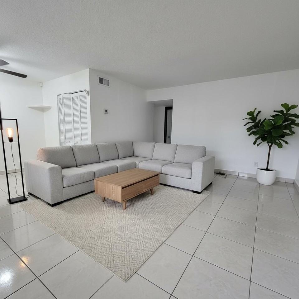 1201 Sw 52nd Ave - Photo 5 of 33