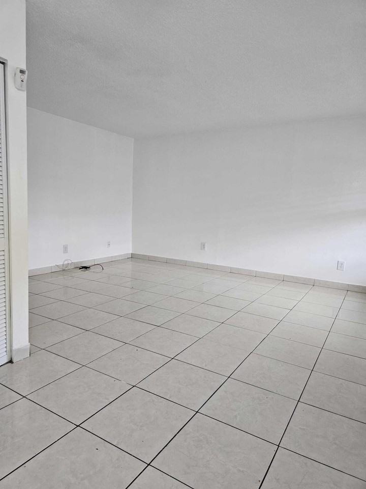 1201 Sw 52nd Ave - Photo 6 of 33