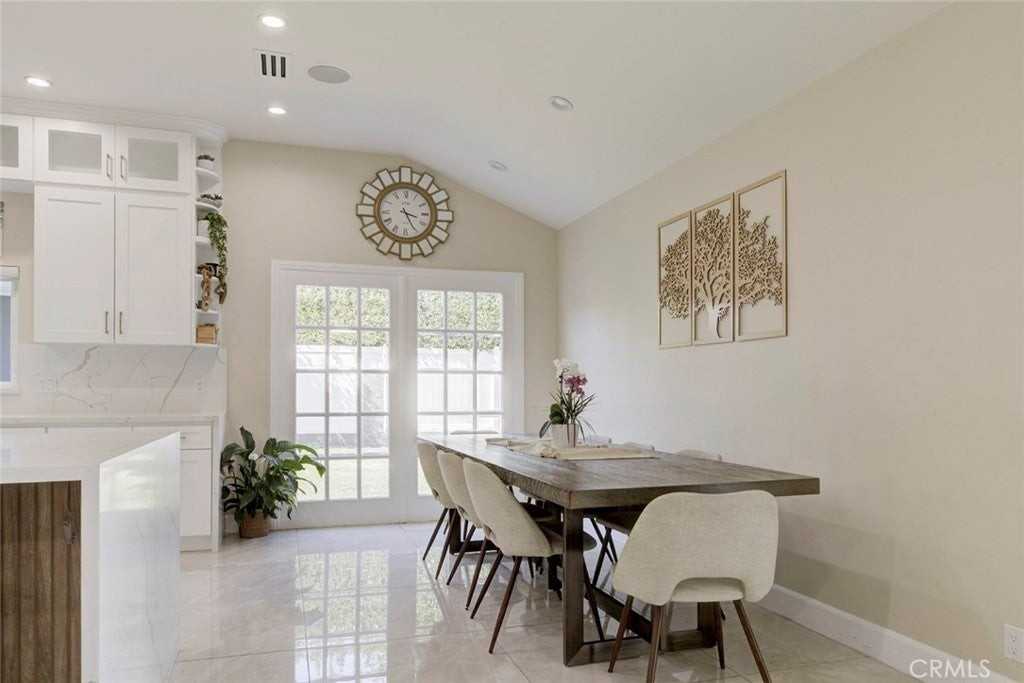 10814 Encino Ave - Photo 6 of 34