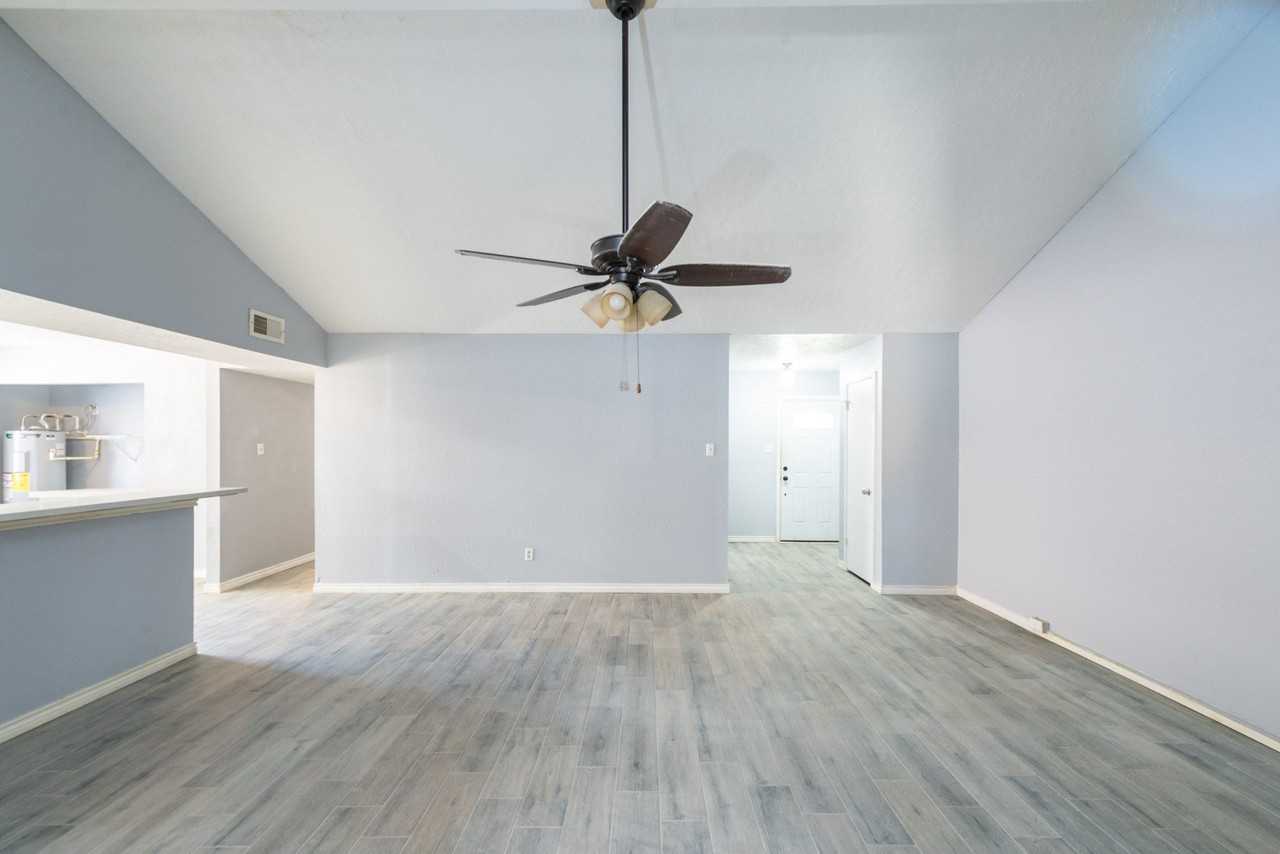 3323 Silverside Dr - Photo 4 of 15