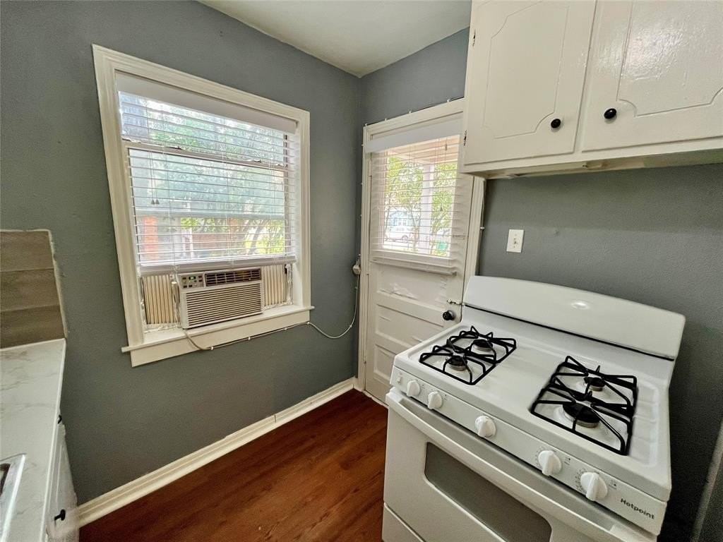 1018 Denton St - Photo 4 of 10