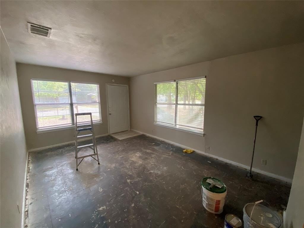 1412 Oakwood Dr - Photo 5 of 11