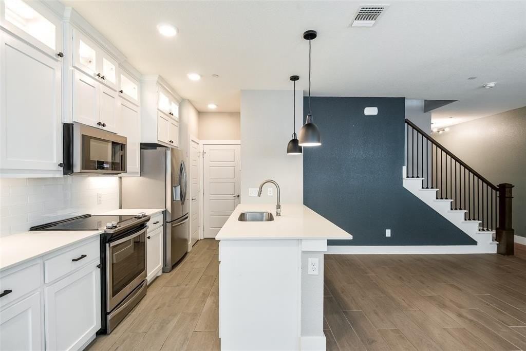 2133 Lovedale Ave - Photo 4 of 24