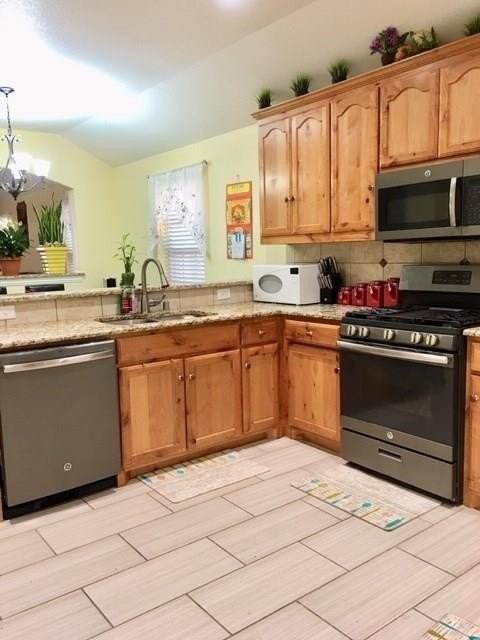 2217 Beaumont St - Photo 3 of 20