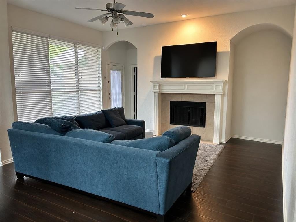 1122 Hayworth Ave - Photo 4 of 17
