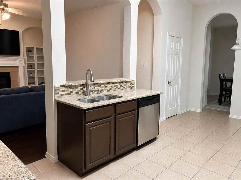 1122 Hayworth Ave - Photo 5 of 17