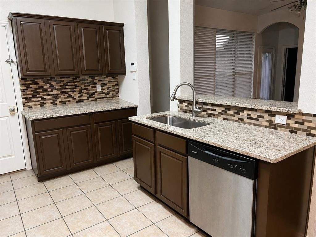1122 Hayworth Ave - Photo 6 of 17