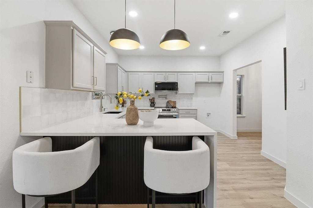 611 Joy Ln - Photo 3 of 34