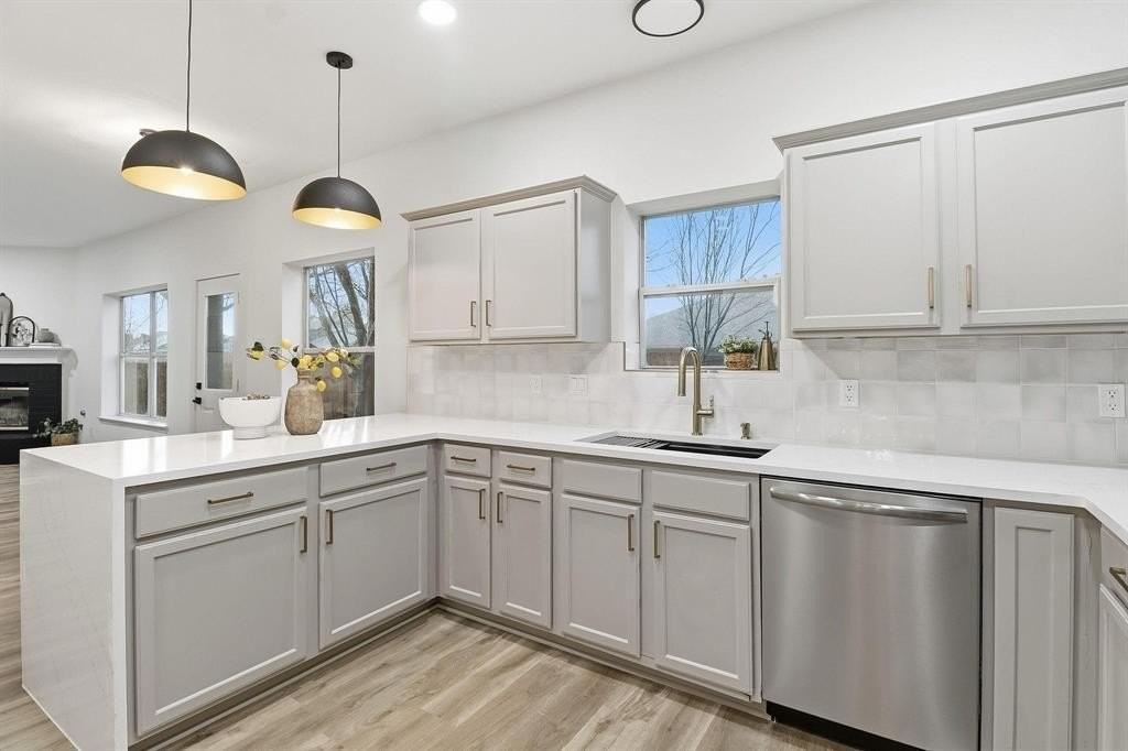 611 Joy Ln - Photo 4 of 34